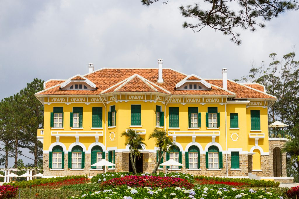ตึกสองชั้นสีเหลือง หลังคาสีส้มออกแบบตามสถาปัตยกรรมยุโรป